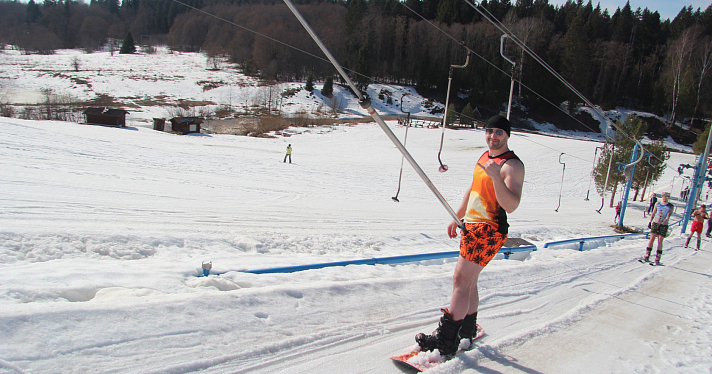 Под Ярославлем устроили массовый заезд на лыжах и сноуборде в купальниках и пижамах_268962