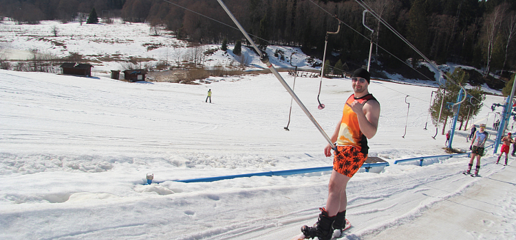 Под Ярославлем устроили массовый заезд на лыжах и сноуборде в купальниках и пижамах_268962