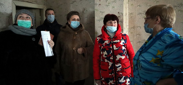 Дом в Угличе рушится на глазах: ярославцы просят губернатора о помощи