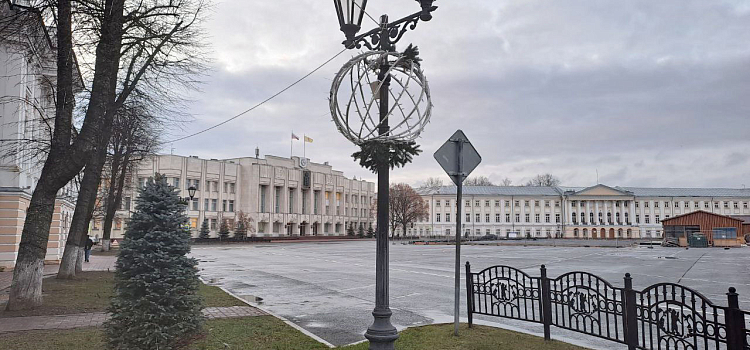 Убирать улицы от снега в Ярославле будет украшенная гирляндами техника_286622