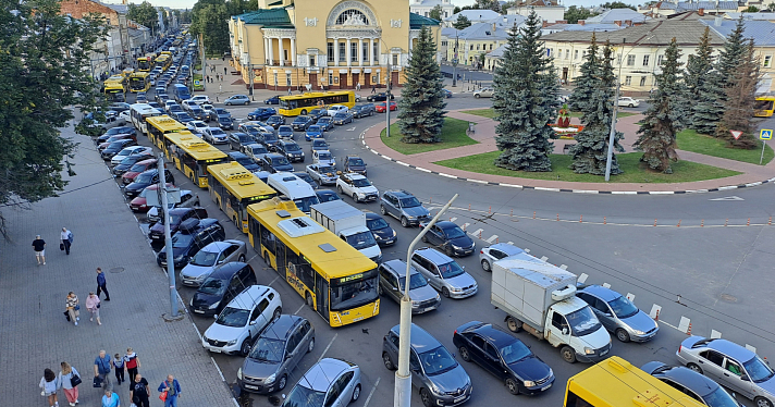 Встали намертво: мэр Ярославля извинился за возникший транспортный коллапс_247003