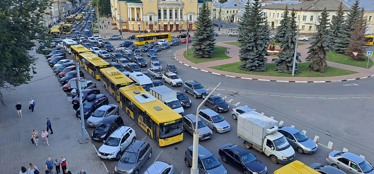 Встали намертво: мэр Ярославля извинился за возникший транспортный коллапс_247003
