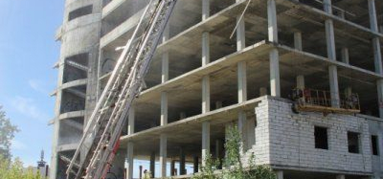 На стадионе «Шинник» в Ярославле спасатели тушили учебный пожар _74211