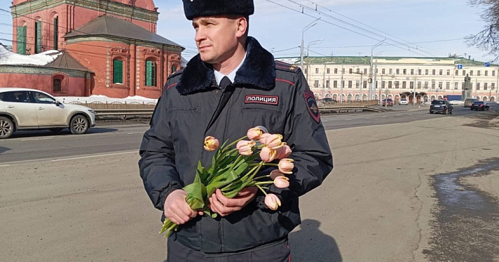 В Ярославле сотрудники ГИБДД останавливали автоледи, чтобы поздравить с 8 марта