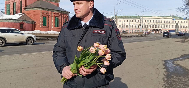 В Ярославле сотрудники ГИБДД останавливали автоледи, чтобы поздравить с 8 марта
