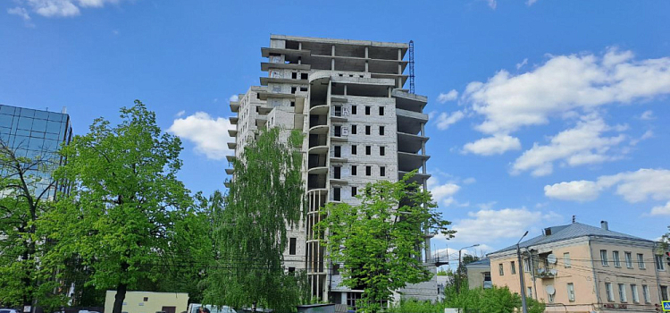 Знаменитый недострой на Октябрьской площади в Ярославле продают по сниженной цене