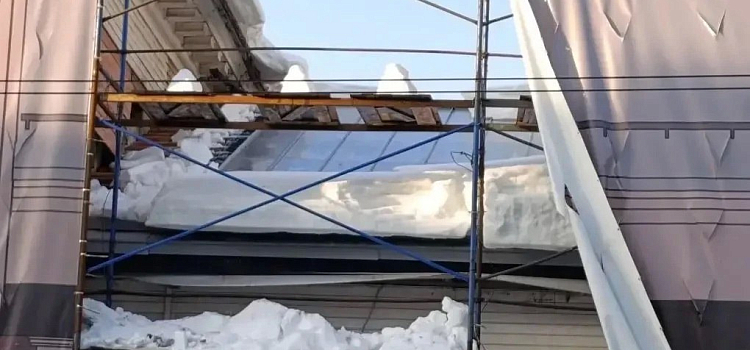 В центре Ярославля с крыши здания на девушку сошла снежная лавина_312860