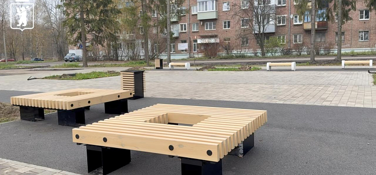 В ярославских скверах устанавливают детские городки и спортивные тренажёры_305975