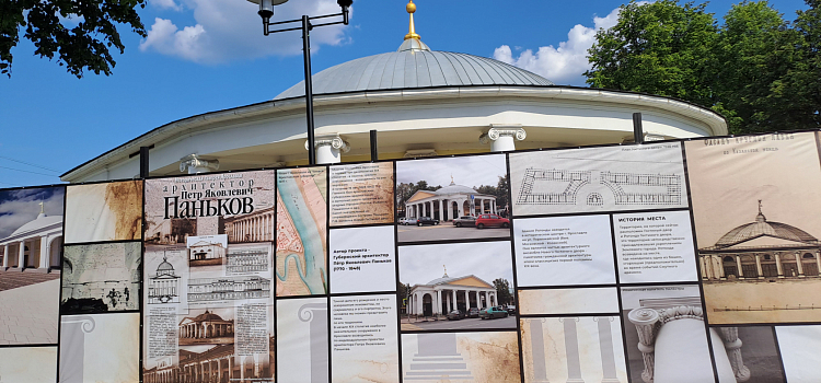 Вместо скучного забора – историческая галерея: в центре Ярославля здание на время ремонта украсили познавательными баннерами_243335