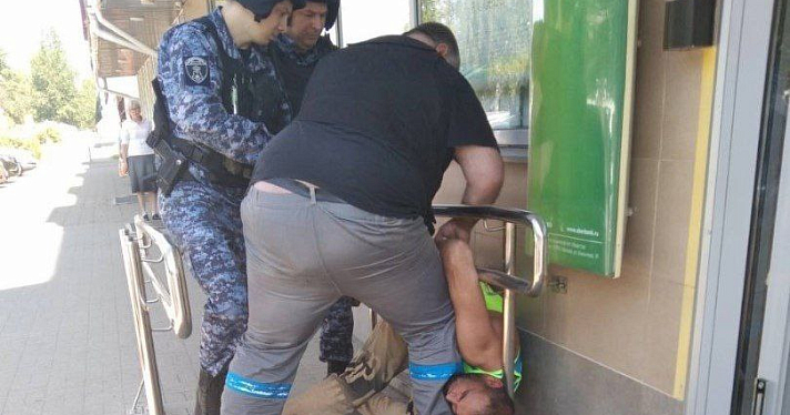В Ярославле около отделения банка поймали мужчину с пистолетом