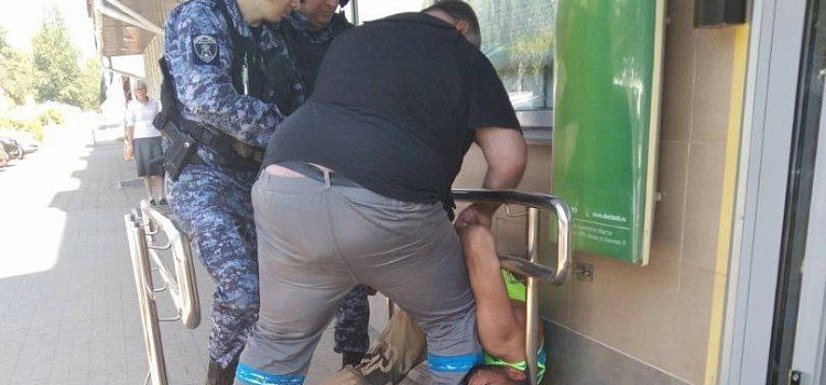 В Ярославле около отделения банка поймали мужчину с пистолетом