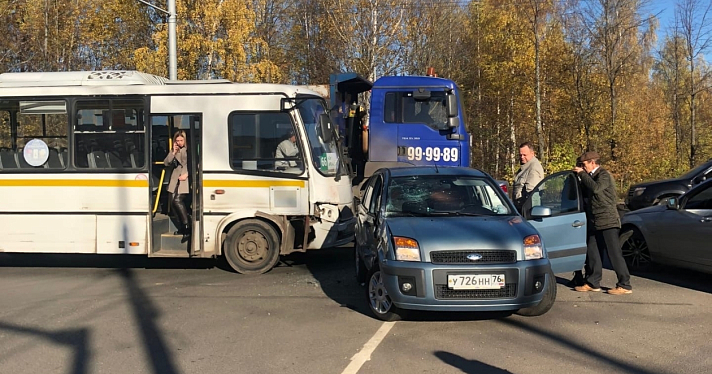 В Дзержинском районе Ярославля автобус протаранил легковушку_222977
