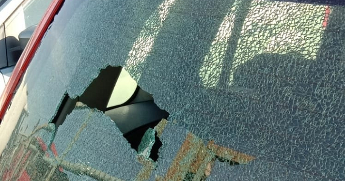 В Дзержинском районе Ярославля неизвестные обстреляли машину