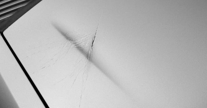 Не помнит, что творил: в Ярославле пьяный мужчина поцарапал четыре автомобиля ножом