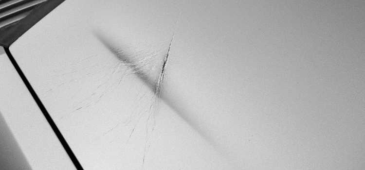 Не помнит, что творил: в Ярославле пьяный мужчина поцарапал четыре автомобиля ножом