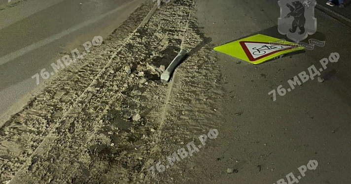 «Ограждение не предусмотрено»: в Рыбинске пьяный водитель вылетел на тротуар и насмерть сбил двоих детей_237110