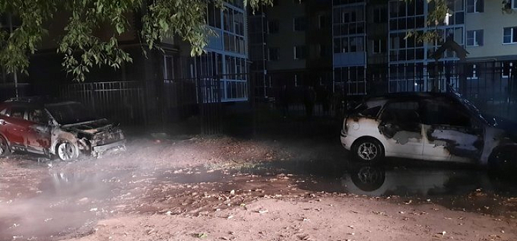 В Ярославле сгорели два автомобиля_166974