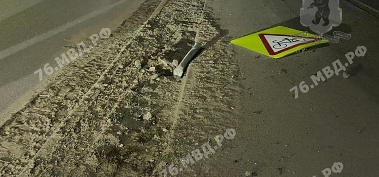 «Ограждение не предусмотрено»: в Рыбинске пьяный водитель вылетел на тротуар и насмерть сбил двоих детей_237110