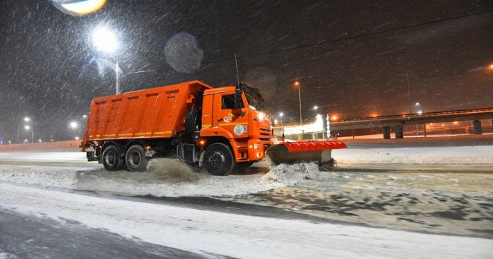 «Рабочие стараются»: ночью на улицы Ярославля вышли более ста снегоуборочных машин
