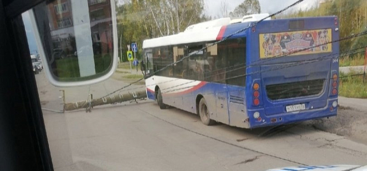 В Ярославле пассажирский автобус влетел в столб
