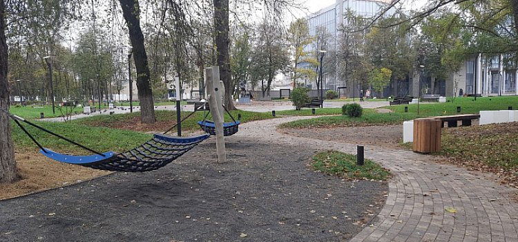 В Ярославле почти отремонтировали многострадальный сквер на площади Труда_254194