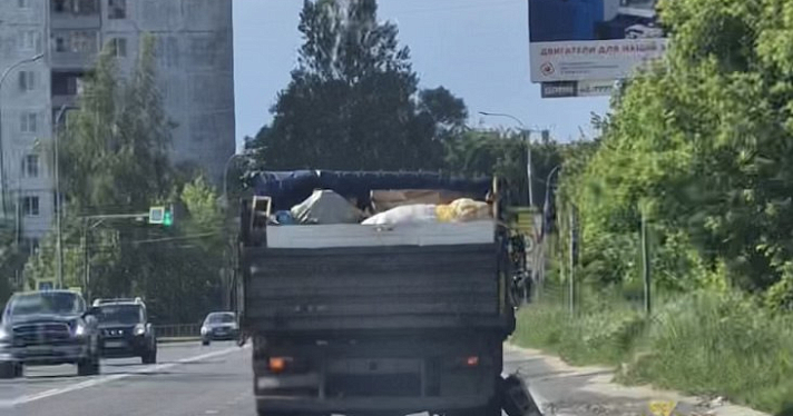 В Ярославской области девушку придавило грузом, выпавшим из кузова грузовика