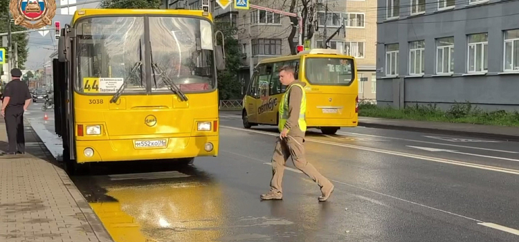 Девушка, которую на пешеходном переходе в Ярославле сбил автобус, скончалась в больнице