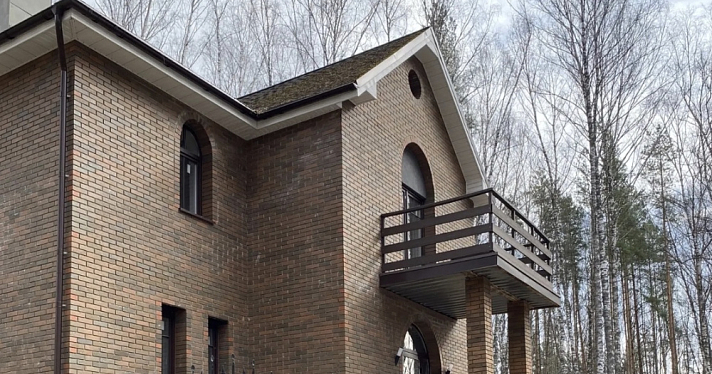 Ярославские приставы арестовали особняк бизнесмена из Костромы