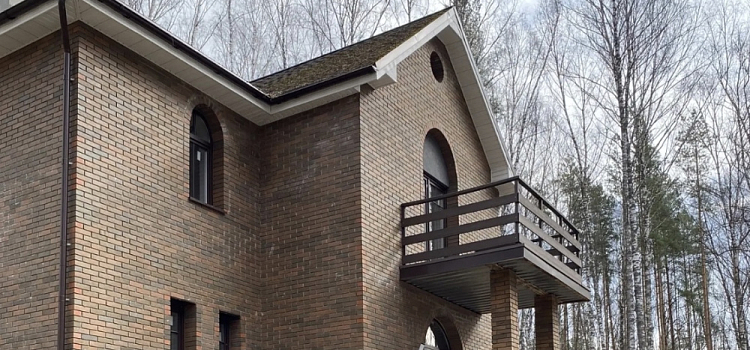 Ярославские приставы арестовали особняк бизнесмена из Костромы