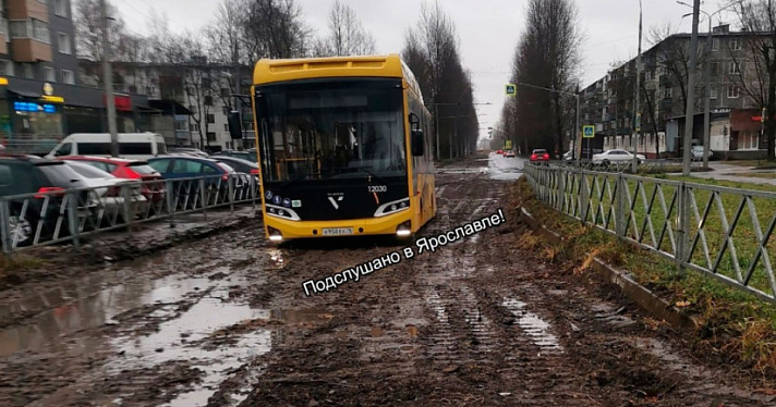 «Япоросенок»: в Ярославле желтый автобус увяз в грязи на месте демонтированной трамвайной линии