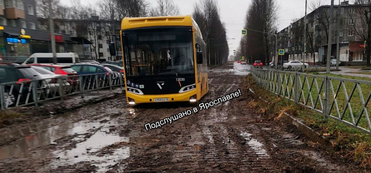 «Япоросенок»: в Ярославле желтый автобус увяз в грязи на месте демонтированной трамвайной линии