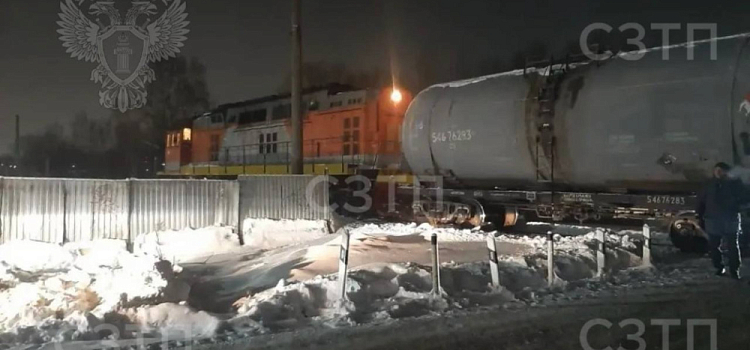 Легковушка попала под грузовой поезд на железнодорожном переезде в Ярославле