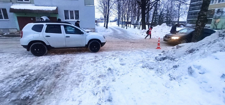 В Ярославской области подросток во дворе дома попал под машину