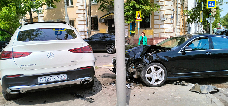 В центре Ярославля дорогу не поделили два «Мерседеса»_240763