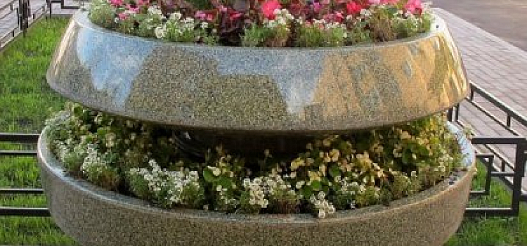 Цветочницы, купленные осенью 2018 года, установят к Дню города. По документам они появились на улицах Ярославля еще в декабре