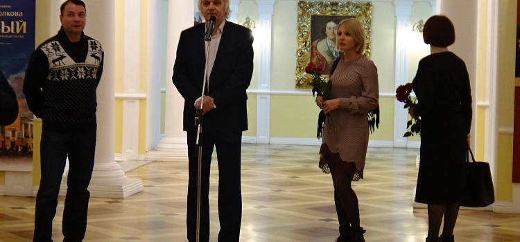 К 8 марта в Волковском театре открыли выставку женских портретов_54182