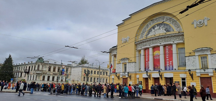 Очередь растянулась на несколько сотен метров: в Ярославле прощаются с Сергеем Пускепалисом