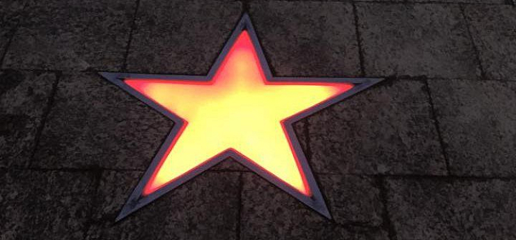 У Вечного огня Ярославля зажглась «ЗВЕЗДНАЯ БРУСЧАТКА»