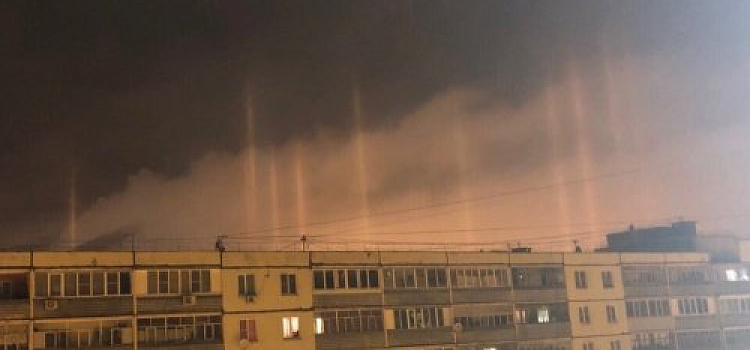 Жители Рыбинска увидели в небе световые столбы