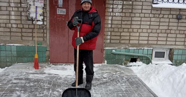 Один расчистил улицу от снегопада: ярославцы благодарят дворника