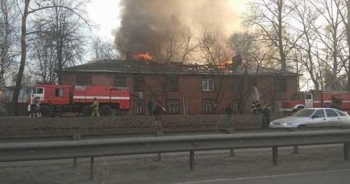 Во Фрунзенском районе Ярославля загорелись два дома