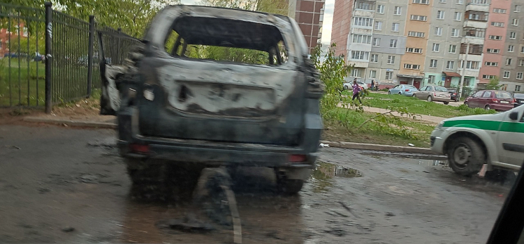 Припарковался и вскоре вспыхнул: в Ярославле у отделения судебных приставов сгорела дорогая иномарка_239708