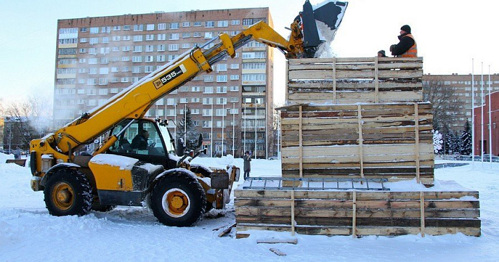 Шестиметровый Дед Мороз! В Рыбинске устанавливают статую новогоднего волшебника_201736