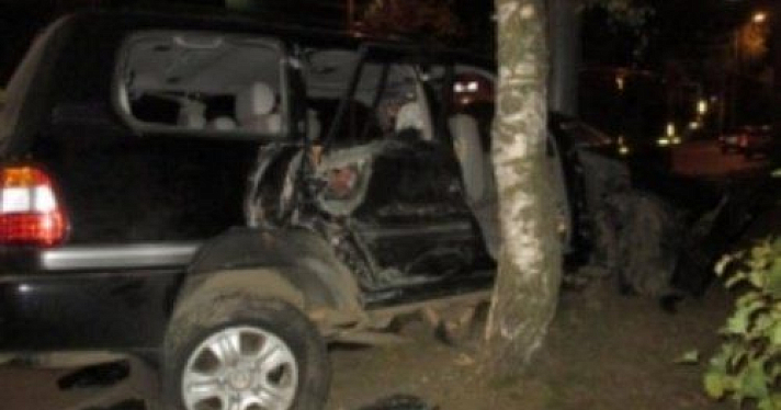 В Ярославле «Тойота» врезалась в дерево: пострадали люди 