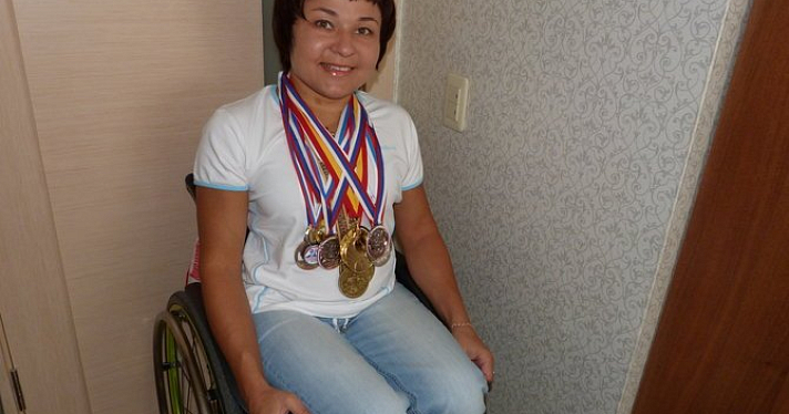 Мастер спорта по пауэрлифтингу из Ярославля вынуждена собирать деньги на новую инвалидную коляску через благотворительную платформу
