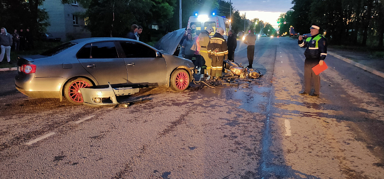 Не заметил из-за тонировки: в Переславле-Залесском водитель иномарки сбил мотоциклиста_242189