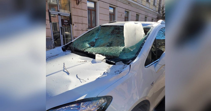 В Ярославле ледяная глыба пробила лобовое стекло припаркованной машины