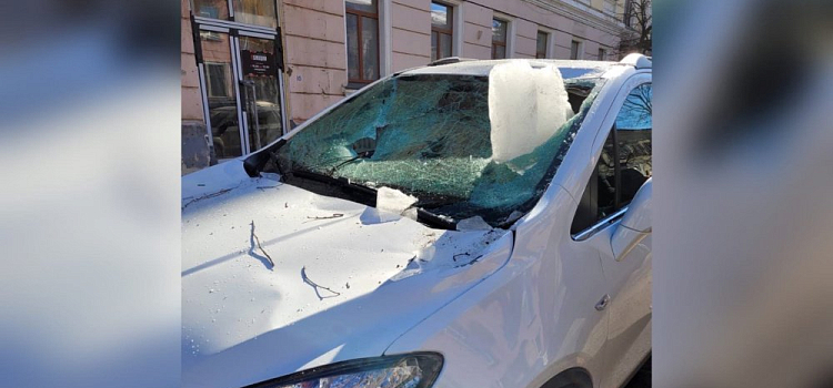 В Ярославле ледяная глыба пробила лобовое стекло припаркованной машины