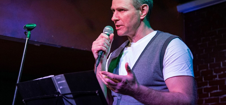 «Мне не нужно играть. Мои стихи — невыдуманные»: ярославский поэт о честности на сцене и в жизни