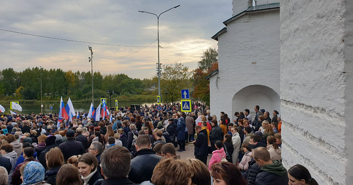 В поддержку референдумов: ярославцы собрались в центре города на митинге-концерте_222128